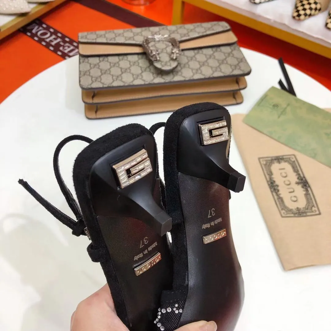 👟👟Ex-factory price 460👟👟 Gucci & Vintage 2025 spring new style second-hand original fabric/hot diamond mesh sandals, this series of sandals are so beautiful, you must buy them, Vintage things are like this, the longer they are, the more they taste👍🏻They are very elegant on the feet. Upper: Original Logo fabric Foot pads: Sheepskin Heel height: 4.5cm Sole: Genuine leather outsole Size: 34-41 (40 and 41 custom-made, non-refundable and non-exchangeable, with full set of packaging)